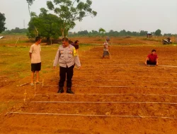 Polisi Bersama Warga Garap Lahan Ketahanan Pangan di Cikarang Pusat