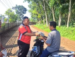 Petugas Lapas Warungkiara Berbagi, Bagikan Hasil Pembinaan Kepada Masyarakat Sekitar