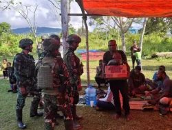 Kebersamaan Dalam Duka Satgas 521/DY Turut Bela Sungkawa di Distrik Kobakma