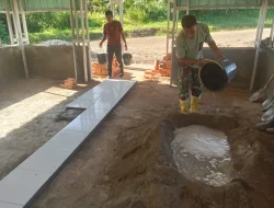 Satgas TMMD 126 Kodim Tambrauw Lanjutkan Pemasangan Keramik pada Pembangunan Gereja Advent