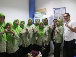Di Balik Setiap Dokter Yang Berjasa, Ada “Tulang Punggung Emosionali’ Yang Tak Terlihat 