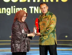 Panglima TNI Raih Penghargaan Outstanding Leadership di CNN Indonesia Awards 2025