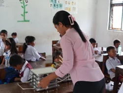 Demi MBG, Siswa di Sumba Barat Daya Tetap Masuk Sekolah Meski Tak Enak Badan