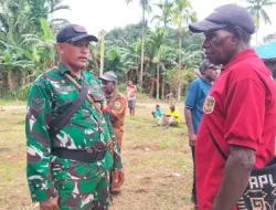 Babinsa Koramil Mapurujaya Laksanakan Komsos Bersama Warga Kampung Fanamo