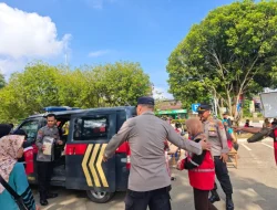 Wujud Kepedulian Polri, Polres Kukar Gelar Warung Berkah Hingga Pengobatan Gratis Bagi Ratusan Pekerja Jalanan
