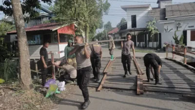 Wujud Kepedulian Polri, Jembatan Presisi Kelurahan Timbau Resmi Menjadi ‘Nadi’ Baru Bagi Warga