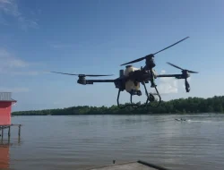 Polsek Anggana Monitoring Pengendalian Hama Ulat Bulu di Desa Sepatin Menggunakan Teknologi Drone Spraying