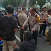 Polisi Bagikan Roti dan Air Mineral Untuk Massa Aksi Mahasiswa BEM UBK di Silang Selatan