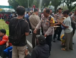 Polisi Bagikan Roti dan Air Mineral Untuk Massa Aksi Mahasiswa BEM UBK di Silang Selatan