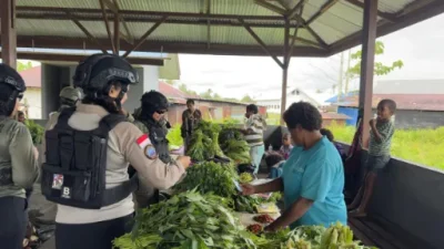 Di Balik Ramainya Pasar Keyabi Nduga, Senyum Mama Papua dan Polwan Damai Cartenz Rajut Rasa Aman dan Nyaman