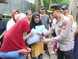 Kapolres Metro Tangerang Kota Turun ke Permukiman Padat Neglasari, Bagikan Sembako untuk Warga