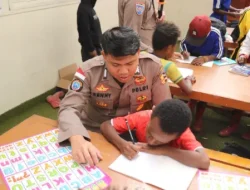 Melalui Honai Belajar, Ops Damai Cartenz Kenalkan Dunia dan Tata Surya kepada Anak-anak di Tembagapura, Timika, Papua Tengah
