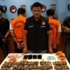 Polda Metro Jaya Menggagalkan Dua Orang Pengedar Etomidate Dan Ekstasi Dalam Kemasan Beras India, Terkait Jaringan Malaysia