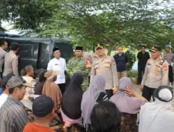 Datangi Permukiman Warga di Poris Gaga, Kapolres Bagikan Bansos dan Ajak Masyarakat Jaga Kamtibmas