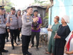 Jaga Jakarta+ Menyentuh Warga, Kapolres Metro Tangerang Kota Bagikan Bantuan Sembako di Kampung Bayur