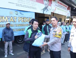 Kapolres Metro Tangerang Kota Salurkan Bantuan Sembako untuk Pengemudi Ojol dan Warga Lewat Program Jumat Peduli