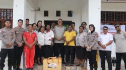 Satgas Ops Damai Cartenz Salurkan Bantuan Seragam Sekolah dan Berikan Edukasi Bahaya Narkoba dan Bijak Bermedia Sosial Kepada Pelajar di Sarmi