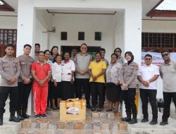 Satgas Ops Damai Cartenz Salurkan Bantuan Seragam Sekolah dan Berikan Edukasi Bahaya Narkoba dan Bijak Bermedia Sosial Kepada Pelajar di Sarmi