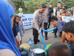 Polres Tangsel Salurkan Air Bersih Untuk Warga Terdampak Kekeringan di Kranggan