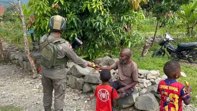 Patroli Humanis Satgas Damai Cartenz di Muara Puncak Jaya, Hadir Menyapa dan Berbagi Bersama Masyarakat