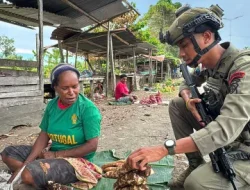 Patroli Dialogis Satgas Damai Cartenz Hadir di Tengah Aktivitas Warga Nabire