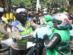 Jumat Peduli, Polda Metro Jaya Pererat Silaturahmi Dengan Pengemudi Ojol
