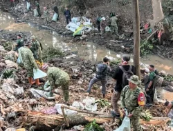Jelang HUT ke-81 RI, Kodim Depok dan Warga Gotong Royong Bersihkan Kali Baru Timur