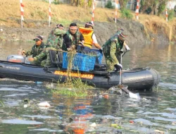 Pangdam Jaya, Kapolda Metro Jaya dan Pemprov DKI Bersih-Bersih Sungai Bersama Masyarakat