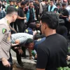 Tim Medis Polda Metro Jaya Sigap Evakuasi Mahasiswa yang Pingsan Saat Aksi