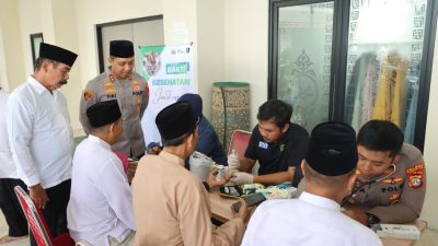 Jumat Sehat, Polisi Layani Kesehatan Warga di Masjid Al Fattah