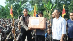 Tanamkan Nilai Nilai Kepedulian Sosial, Siswa SPN Polda Metro Jaya Melaksanakan  Bakti Sosial Dilingkungan Masyarakat Saat Tradisi pengambilan Bendera