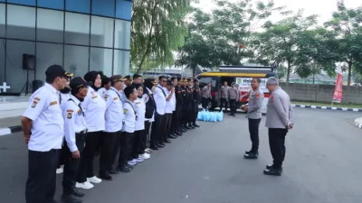 Sabuk Kamtibmas, Polres Metro Tangerang Kota Bagikan Sembako Kepada Warga