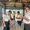 Pastikan Keamanan Tetap Optimal, Petugas Lapas Cilegon Lakukan Pemeriksaan dan Perawatan Gembok Blok Hunian
